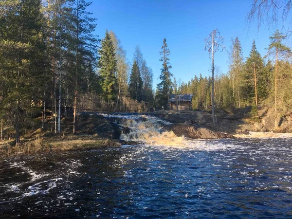 Турбулентные водопады стекают в озеро — стоковое фото