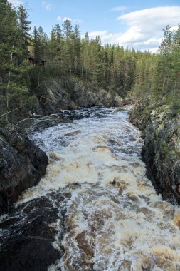 Bir su seli ovadan aşağı akıyor.