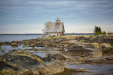 Kıyıdaki eski ahşap ev