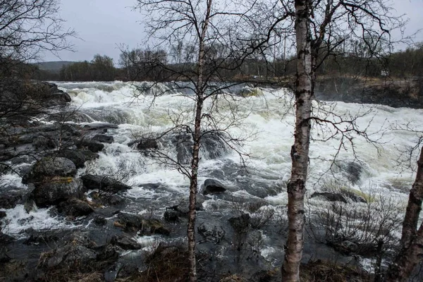 Поток воды стекает по равнине — стоковое фото