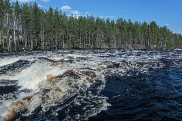 Поток воды стекает по равнине — стоковое фото