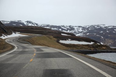 Dönek yol dağların ve okyanusların arasında yatıyordu.