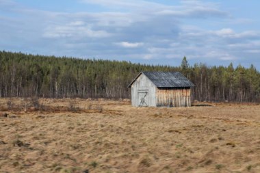Köy evi diğer evlere bir adım uzaklıkta. .