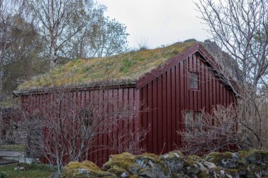 Köy evi diğer evlere bir adım uzaklıkta. .