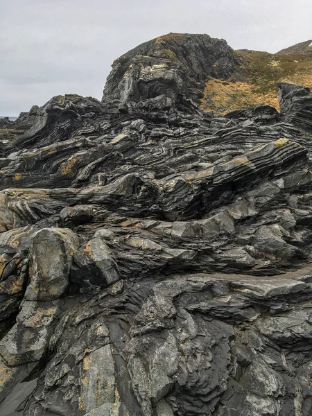 De rotsen op de kust — Stockfoto