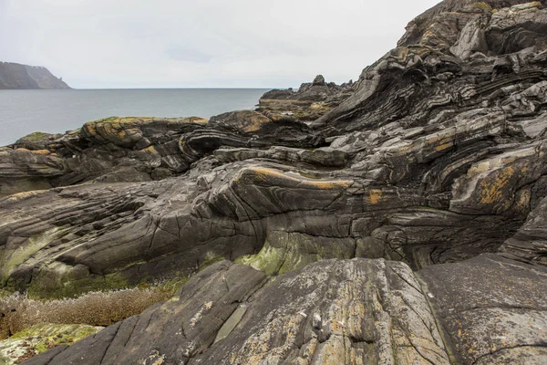 Las rocas en la orilla del mar —  Fotos de Stock