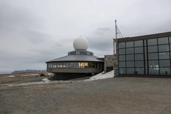 Un bâtiment solitaire debout sur une falaise — Photo