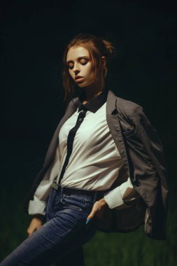 Ofiste fazla mesai yapan yorgun bir kız.