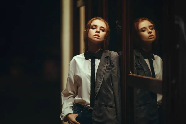 Menina cansada após horas extras de trabalho no escritório — Fotografia de Stock