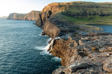 Faroe Adaları 'ndaki gölden okyanusa şelale.