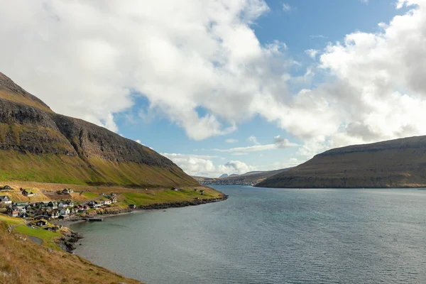 Uitzicht op het prachtige dorp op de Faeröer — Stockfoto