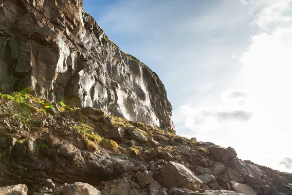 Hermosas piedras mojadas iluminadas por el sol en las Islas Feroe — Foto de Stock