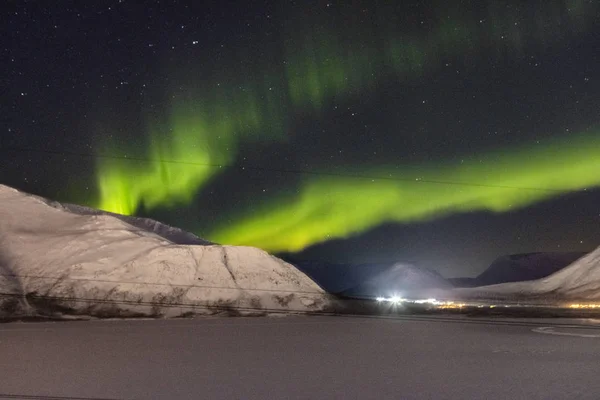 背景の夜の山々の北の光 — ストック写真