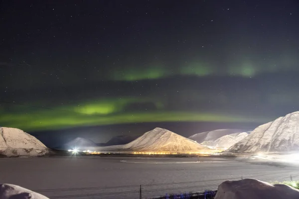 Luci del nord sulle montagne di sfondo-notte — Foto Stock