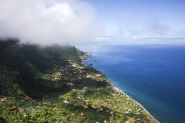 Madeira 'nın güzel dağlarının arasında bir köy