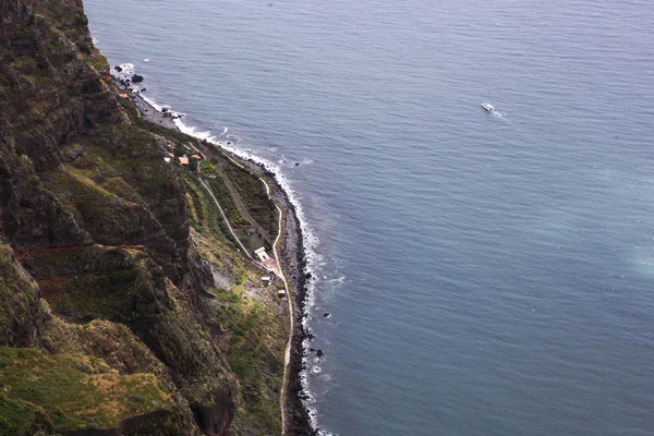 A costa atlântica com falésias na Madeira — Fotografia de Stock