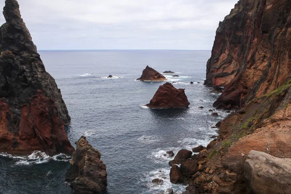 Η ακτή του Ατλαντικού με βράχια στη Μαδέρα — Φωτογραφία Αρχείου