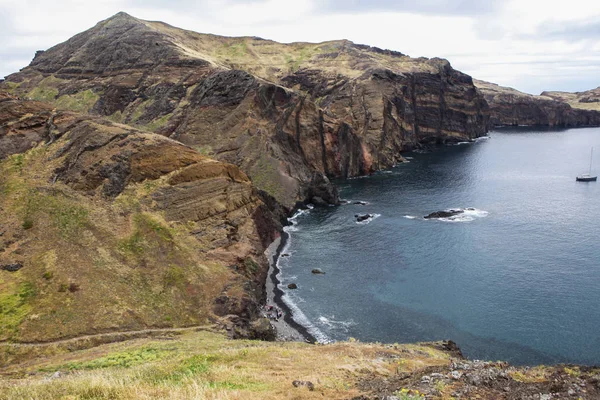 A costa atlântica com falésias na Madeira — Fotografia de Stock