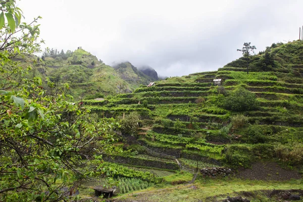 Villaggio tra le splendide montagne di Madeira — Foto Stock