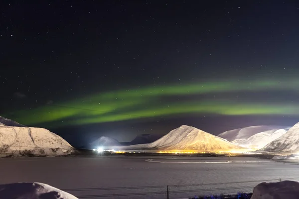背景山的北极光 — 图库照片