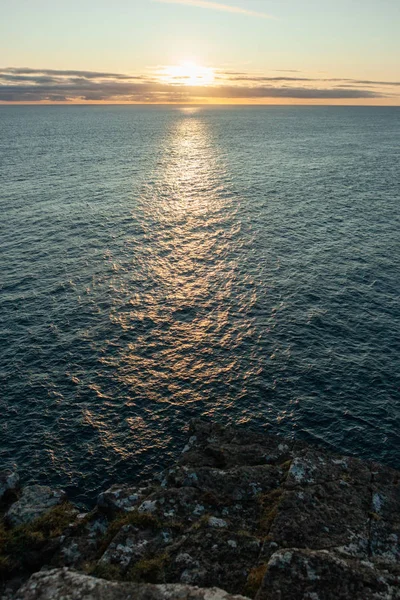 Il sole tramonta nell'oceano smeraldo nelle Isole Faroe — Foto Stock