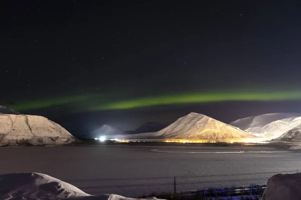 Noorderlicht op de achtergrond-nacht bergen — Stockfoto