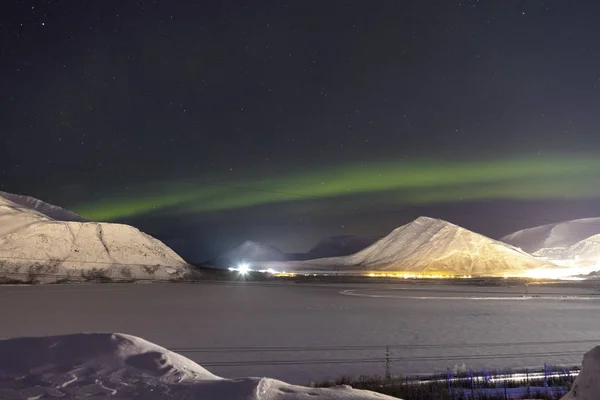 Lumières du nord sur les montagnes de fond-nuit — Photo