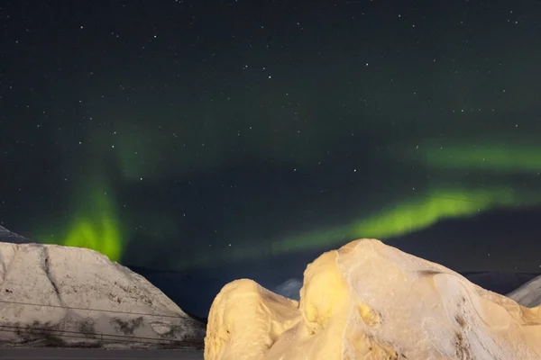 Luci del nord sulle montagne di sfondo-notte — Foto Stock