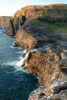 Faroe Adaları 'ndaki gölden okyanusa şelale.