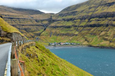 Faroe Adaları 'ndaki güzel köyün manzarası