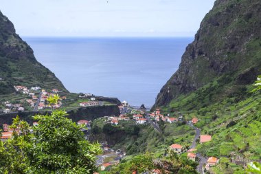 Madeira 'nın güzel dağlarının arasında bir köy