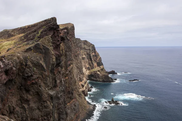 Madeira 'da kayalıkları olan Atlantik kıyısı — Stok fotoğraf