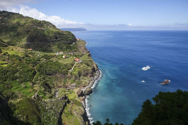 Madeira 'daki Atlantik Okyanusu' nun güzel kıyıları — Stok fotoğraf