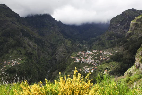 Vesnice mezi krásnými horami Madeiry — Stock fotografie