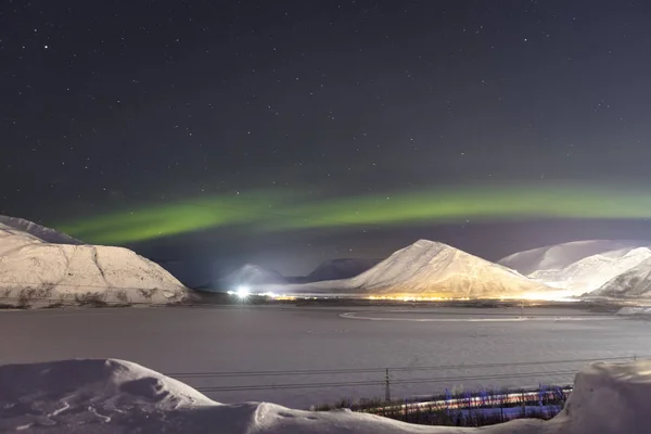 Luci del nord sulle montagne di sfondo-notte — Foto Stock