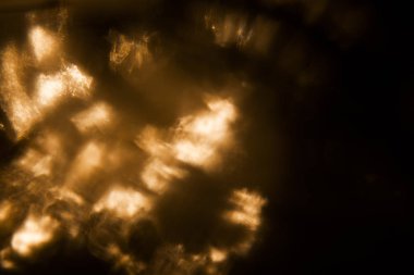 Odaklanamayan turuncu ampuller, odağını kaybeder.