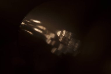 Odaklanamayan turuncu ampuller, odağını kaybeder.