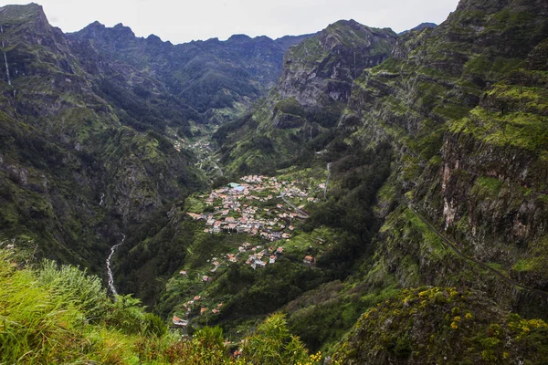 Vesnice mezi krásnými horami Madeiry — Stock fotografie