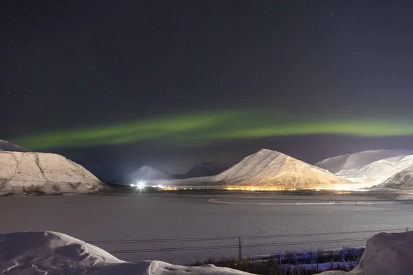 Luces boreales en las montañas del fondo-noche —  Fotos de Stock