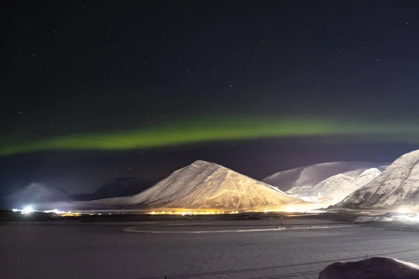 Norrsken på bakgrunden natt berg — Stockfoto