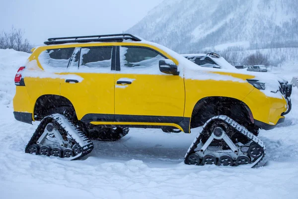 Гусеничный желтый автомобиль в зимнем снегу — стоковое фото