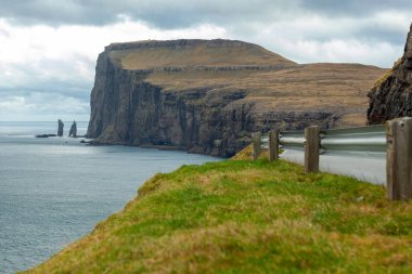Faroe Adaları 'ndaki Tjornuvik' ten okyanus kayalarına güzel bir manzara