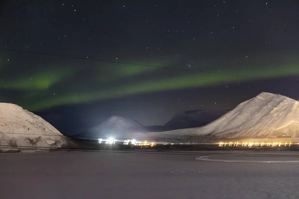 背景の夜の山々の北の光 — ストック写真