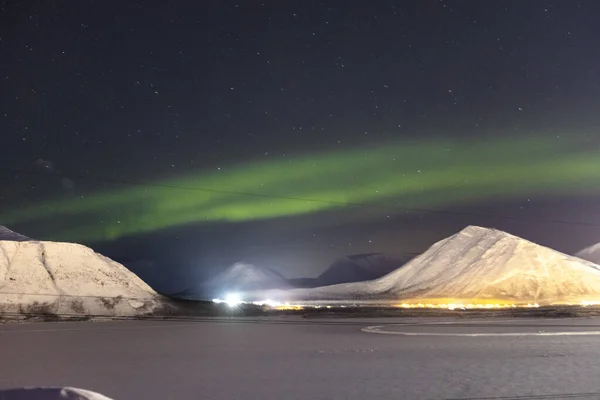 밤에 산악 지대에 있는 북극광 — 스톡 사진