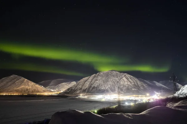 Luci del nord sulle montagne di sfondo-notte — Foto Stock