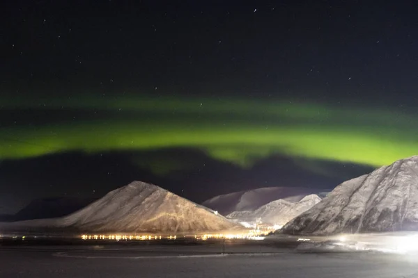 Norrsken på bakgrunden natt berg — Stockfoto