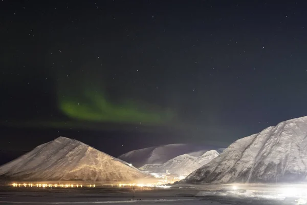 Norrsken på bakgrunden natt berg — Stockfoto