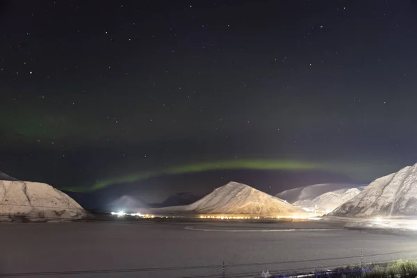 Norrsken på bakgrunden natt berg — Stockfoto