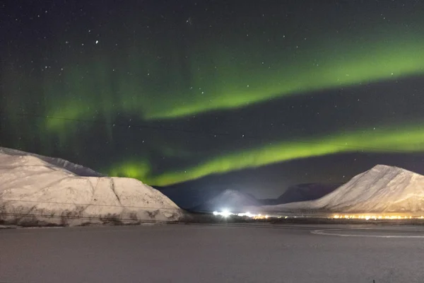 Noorderlicht op de achtergrond-nacht bergen — Stockfoto