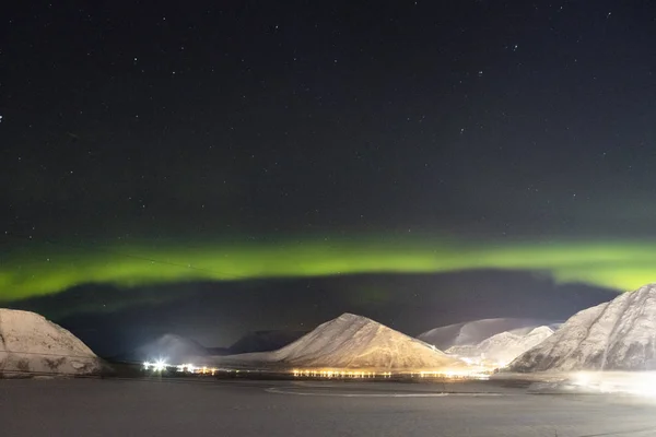 Luci del nord sulle montagne di sfondo-notte — Foto Stock